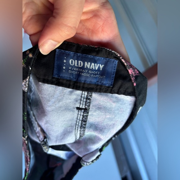 Unique Old Navy Every Day Shorts Size 0 100% Cotton Embroidered Look Black ￼ - Picture 3 of 4